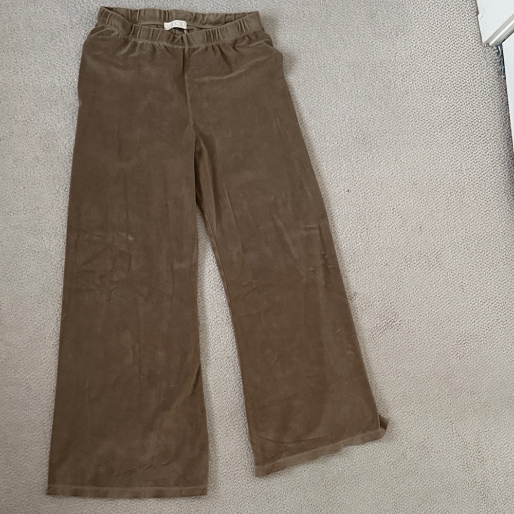 Suzie Kondi The Zephyra Flare Pants in Velour
Juniper / L